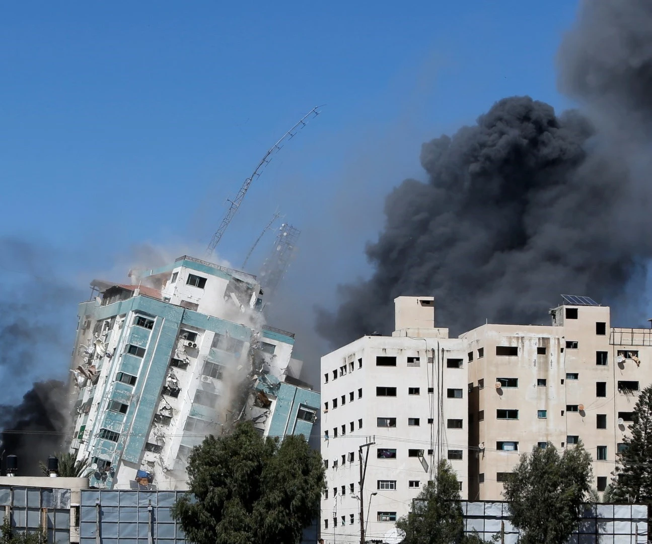أثناء سقوط برج الجلاء في غزة، بعدما شنّت الغارات الإسرئيلية أثناء سقوط برج الجلاء في غزة، بعدما شنّت الغارات الإسرئيلية