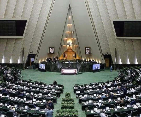 مجلس الشوری الإيراني يمنح الثقة لحكومة الرئيس إبراهيم رئيسي مجلس الشوری الإيراني يمنح الثقة لحكومة الرئيس إبراهيم رئيسي
