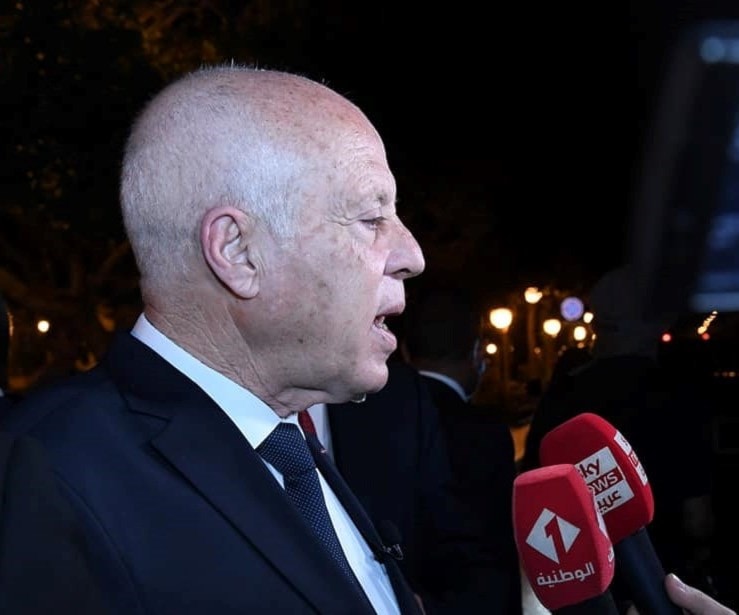 الرئيس التونسي قيس سعيّد خلال جولةٍ له في شارع الحبيب بو رقيبة أمس الرئيس التونسي قيس سعيّد خلال جولةٍ له في شارع الحبيب بو رقيبة أمس