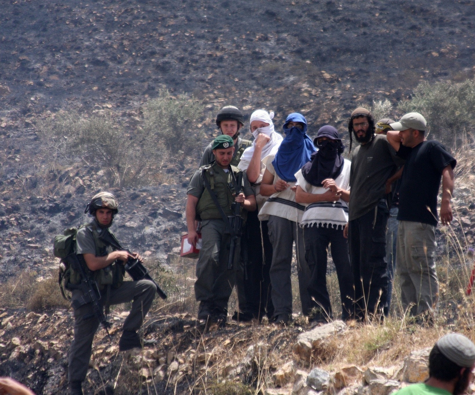 أُصيب عشرات الفلسطينيين بجروح خلال هجومٍ نفذه المستوطنون على تجمعاتٍ سكانيةٍ في الضفّة المحتلة أُصيب عشرات الفلسطينيين بجروح خلال هجومٍ نفذه المستوطنون على تجمعاتٍ سكانيةٍ في الضفّة المحتلة