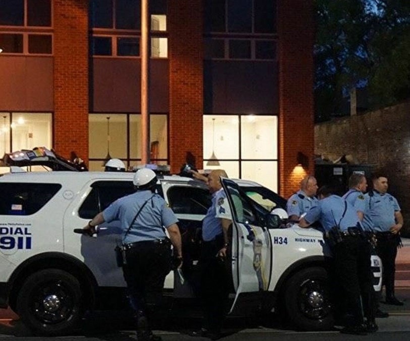 طوّقت شرطة واشنطن المنطقة لساعات عدة وفتحت تحقيقاً طوّقت شرطة واشنطن المنطقة لساعات عدة وفتحت تحقيقاً