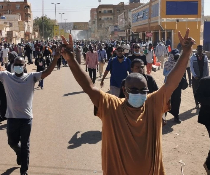الأمن السوداني يفرق المتظاهرين بقنابل الغاز قرب قصر الرئاسة الأمن السوداني يفرق المتظاهرين بقنابل الغاز قرب قصر الرئاسة