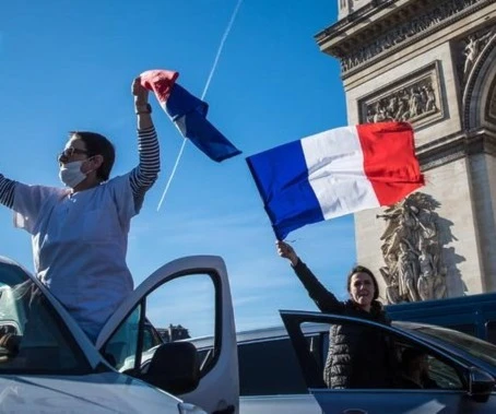 مواكب المتظاهرين المعترضين على شهادات التلقيح انطلقت من باريس باتجاه بروكسل مواكب المتظاهرين المعترضين على شهادات التلقيح انطلقت من باريس باتجاه بروكسل