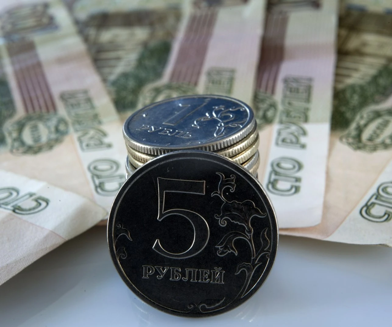 الروبل الروسي يصعد إلى مستويات قياسية هي الأولى في أكثر من عامين الروبل الروسي يصعد إلى مستويات قياسية هي الأولى في أكثر من عامين