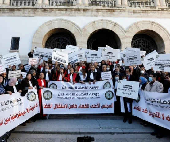 المحاكم التونسية تبدأ اليوم إضراباً لمدة أسبوعاً رفضاً لقرارات الرئيس التونسي المحاكم التونسية تبدأ اليوم إضراباً لمدة أسبوعاً رفضاً لقرارات الرئيس التونسي