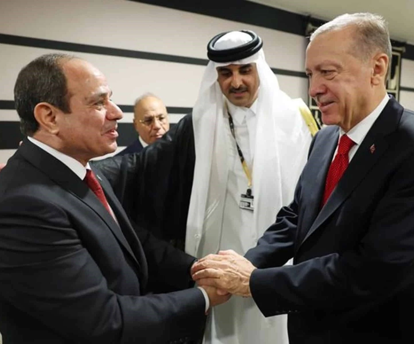 مصافحة "تاريخية" بين أردوغان والسيسي على هامش مونديال قطر مصافحة "تاريخية" بين أردوغان والسيسي على هامش مونديال قطر