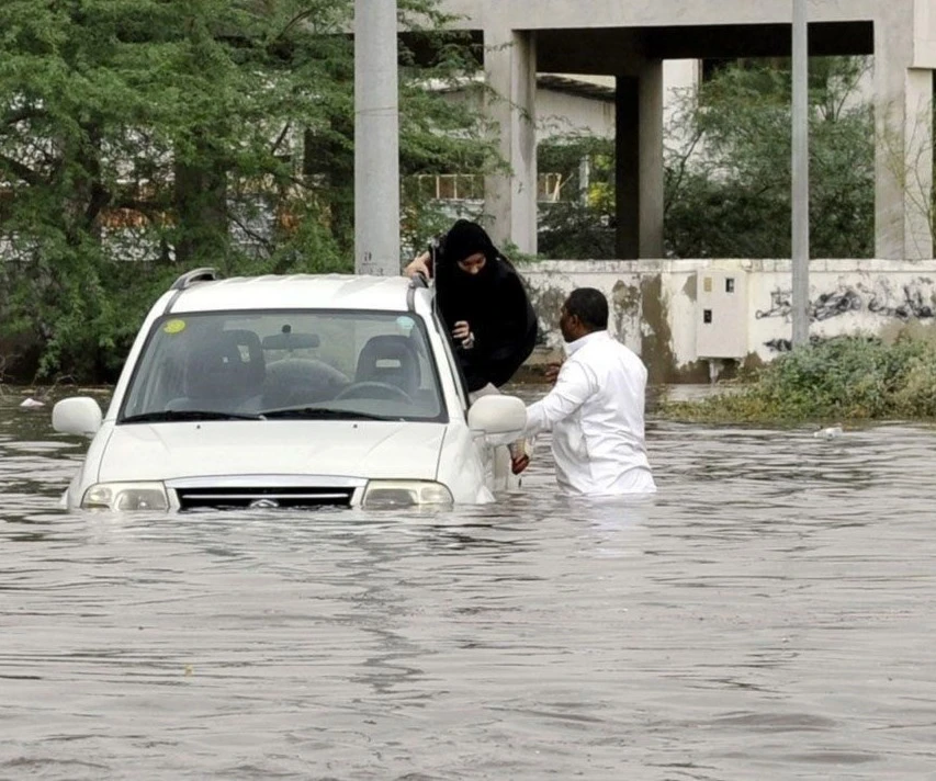 أهالي جدّة في السعودية يواجهون خسائرهم من السيول بصمت أهالي جدّة في السعودية يواجهون خسائرهم من السيول بصمت