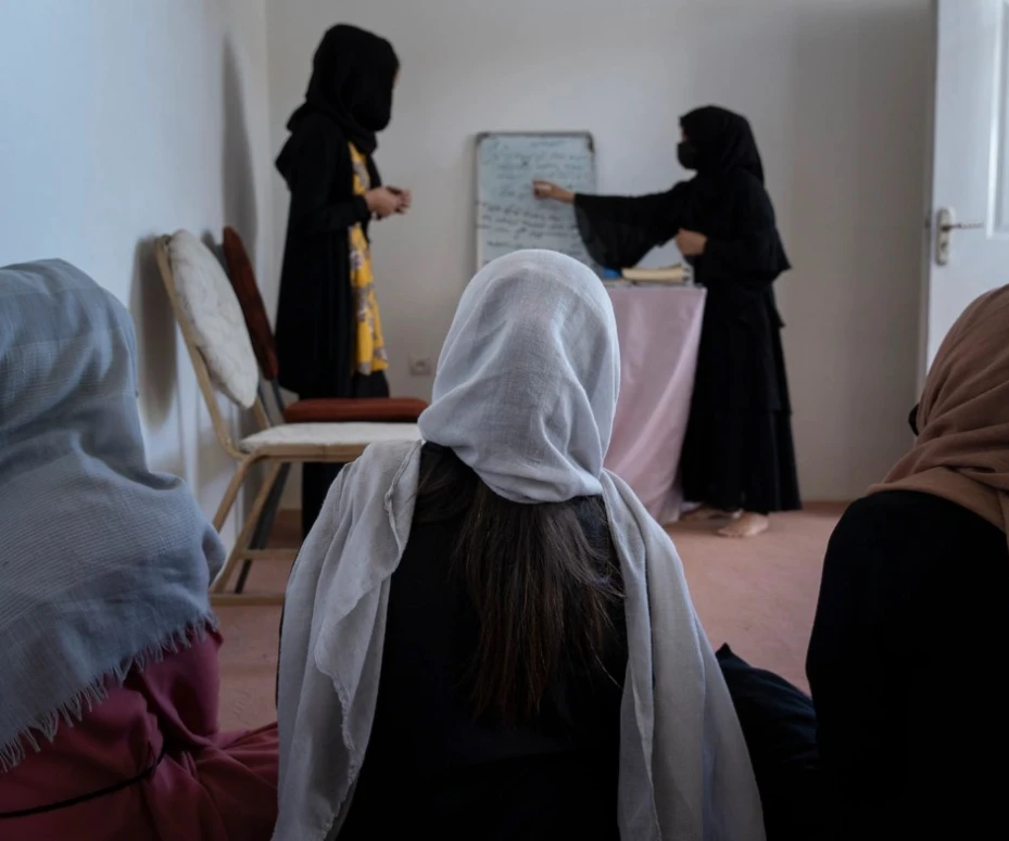 تعليم شابات أفغانيات في مدرسة سرية في كابول (واشنطن بوست) تعليم شابات أفغانيات في مدرسة سرية في كابول (واشنطن بوست)
