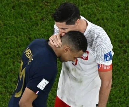 ليفاندوفسكي يهمس في أذن مبابي (ويب) ليفاندوفسكي يهمس في أذن مبابي (ويب)