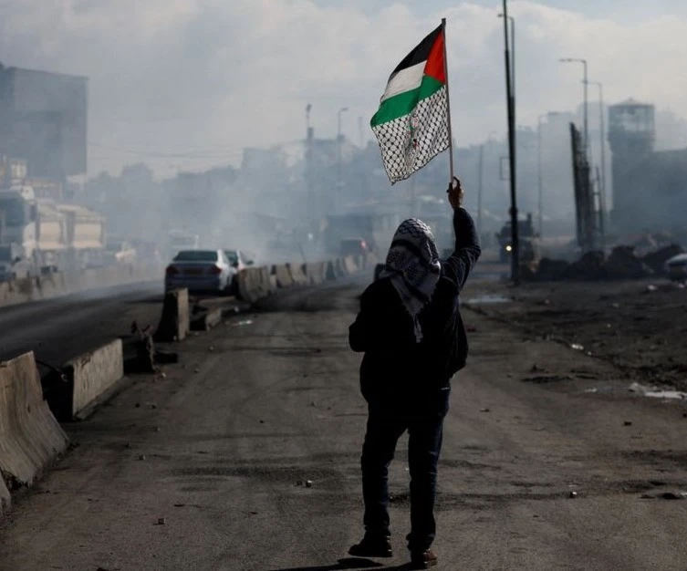 مواطن فلسطيني يحمل علم بلاده (وسائل التواصل الاجتماعي). مواطن فلسطيني يحمل علم بلاده (وسائل التواصل الاجتماعي).