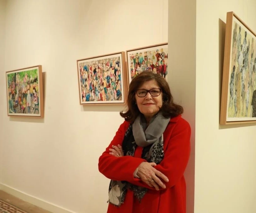 يجمع المعرض بين لوحات مرسومة بـ"الكولاج" وأخرى زيتية يجمع المعرض بين لوحات مرسومة بـ"الكولاج" وأخرى زيتية