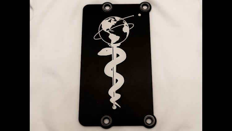 شعار العصا والأفعة تكريماً للعاملين في المجال الصحي