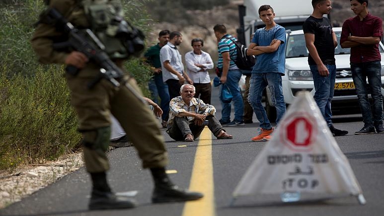 مواطنون فلسطينيون ينتظرون طويلاً على أحد حواجز الجيش الإسرائيلي
