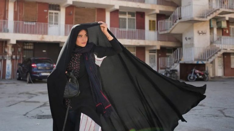 لقطة من الفيلم الإيراني في مسابقة كان: a hero