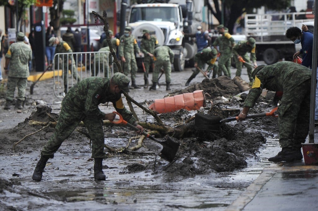 Mexican military personnel lend a hand in Icatepec, Mexico (AFP)