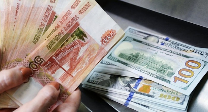 انخفض مستوى الدولار إلى المستوى الذي كان عليه في 16 شباط/فبراير الماضي