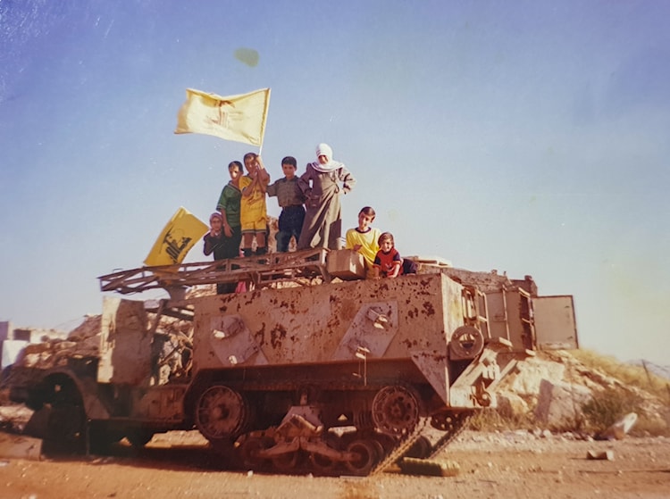 حسن شحادي وأقربائه في موقع القبع في مركبا (أرشيف أيار 2000)