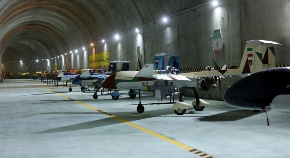 طائرات مسيّرة إيرانية أثناء استعراض إيراني.